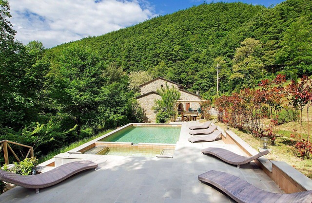 Beautiful private villa with hot tub, private pool, WIFI, TV, patio, pets allowed and parking