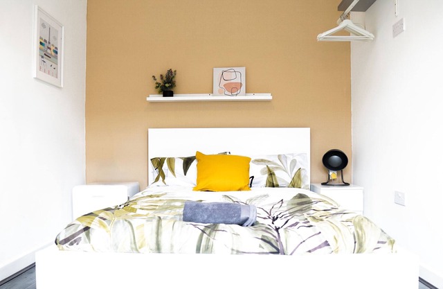 Beautiful Private Room 1 in a Modern House near Centre