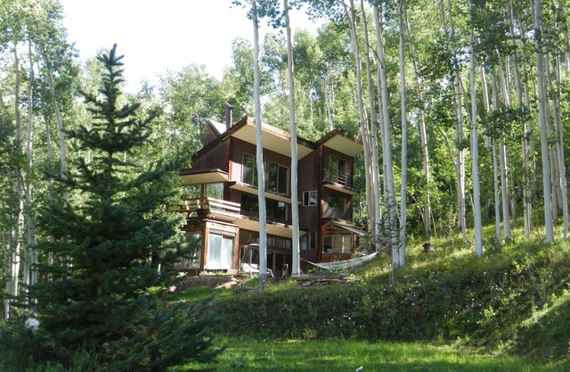 Beautiful private Telluride retreat with amazing views, new hot tub, free WIFI.