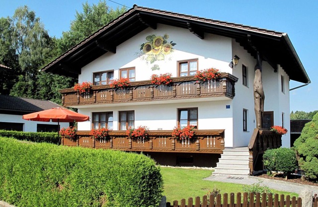 Beautiful private villa for 9 guests with WIFI, TV, patio and parking