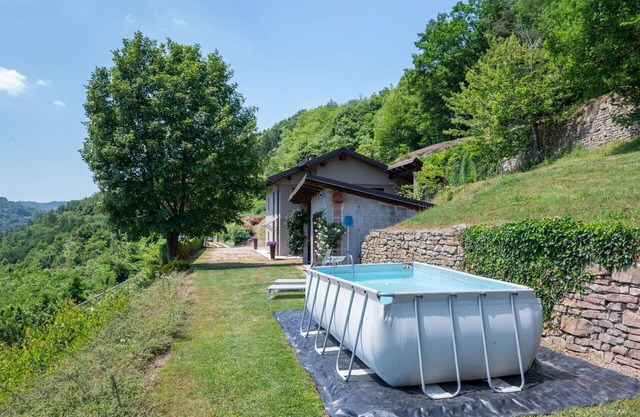 Beautiful private villa for 6 guests with private pool, WIFI, TV, patio, pets allowed and parking