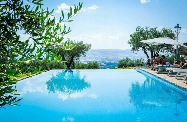 Beautiful private villa for 10 people with WIFI, private pool, hot tub, A/C, TV, terrace and par.