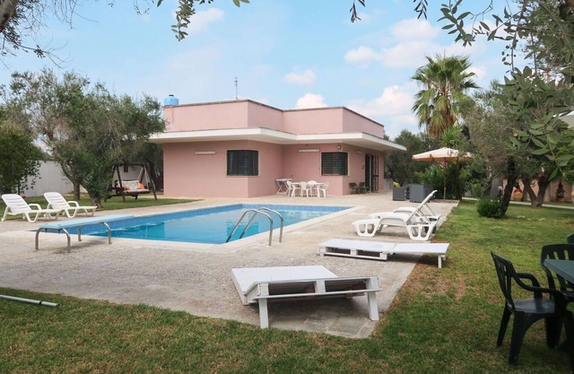 Beautiful private villa with WIFI, A/C, private pool, TV, terrace, pets allowed and parking