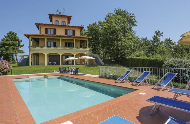 Beautiful private villa for 16 people with private pool, WIFI, TV, terrace, pets allowed and par.
