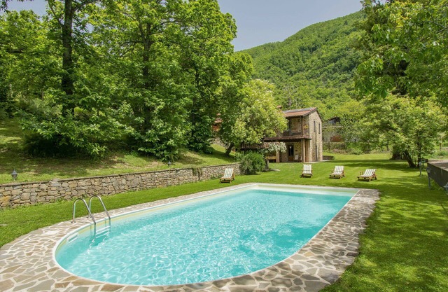 Beautiful private villa for 10 people with private pool, WIFI, TV, terrace, pets allowed and par.