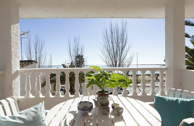 Beautiful private villa for 12 people with WIFI, TV, patio, pets allowed and parking