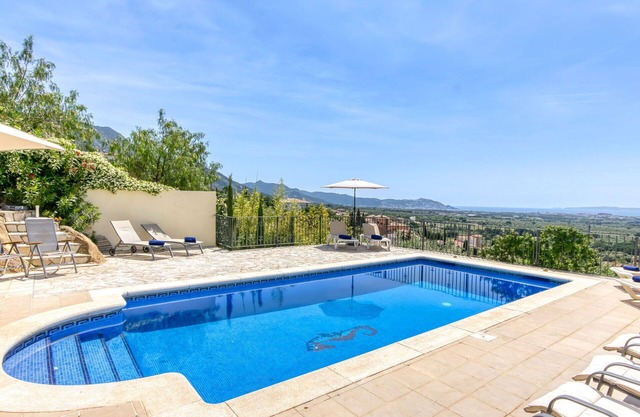 Beautiful private villa for 8 guests with private pool, A/C, WIFI, TV, terrace and parking