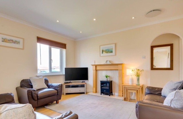 Beautiful private villa for 6 people with WIFI, TV, pets allowed and parking