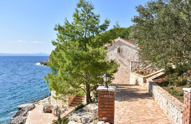 Beautiful private villa for 6 guests with A/C, WIFI, TV, terrace, pets allowed and parking