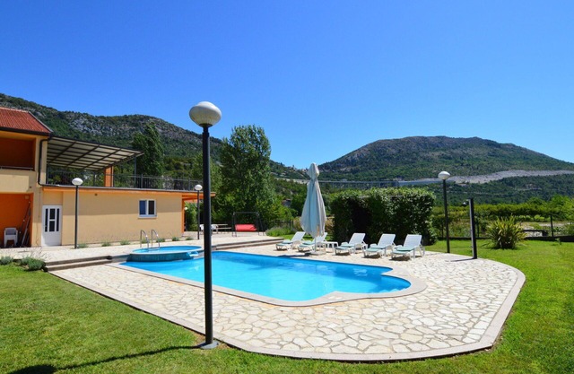 Beautiful private villa for 12 people with WIFI, private pool, A/C, hot tub, TV and terrace