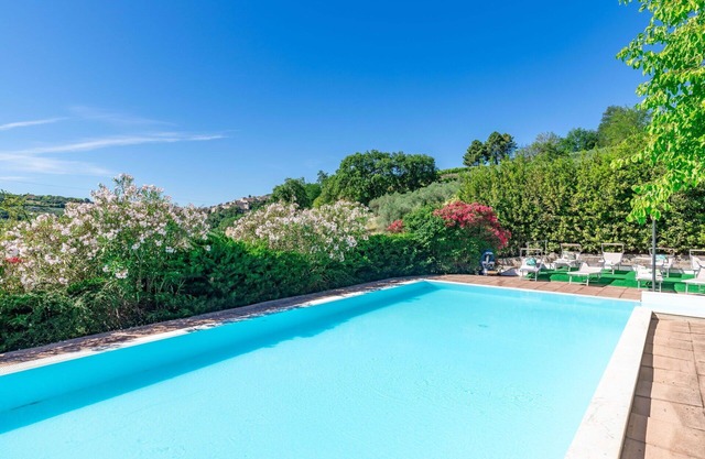 Beautiful private villa with private pool, WIFI, TV, patio, pets allowed, panoramic view and par.