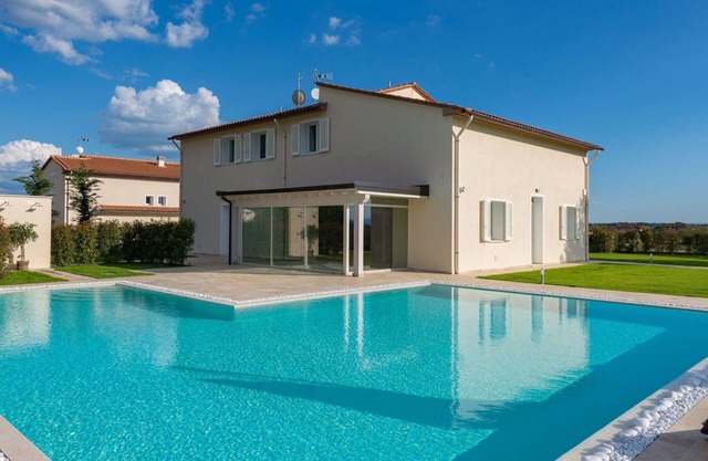 Beautiful private villa with sauna, WIFI, hot tub, private pool, A/C, TV, patio and parking