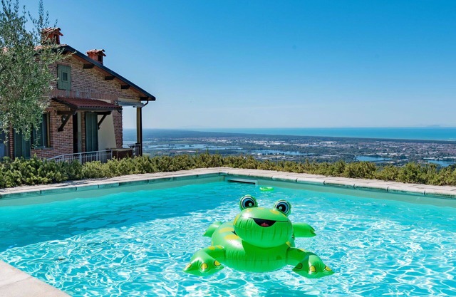 Beautiful private villa for 7 guests with WIFI, private pool, TV, patio, panoramic view and park.