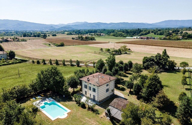 Beautiful private villa for 16 people with WIFI, private pool, TV, pets allowed and parking