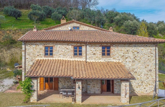 Beautiful private villa for 10 people with WIFI, TV, balcony, pets allowed and parking