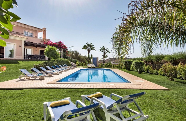 Beautiful private villa for 12 guests with WIFI, A/C, private pool, TV, patio and parking