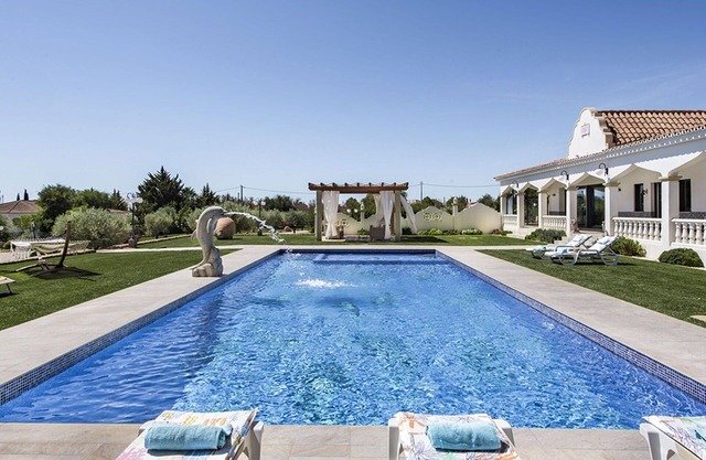 Beautiful private villa with A/C, private pool, hot tub, WIFI, TV, patio, panoramic view and par.