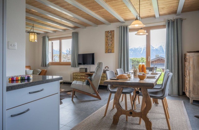 Beautiful private villa for 5 people with WIFI, hot tub, TV, terrace, pets allowed and parking