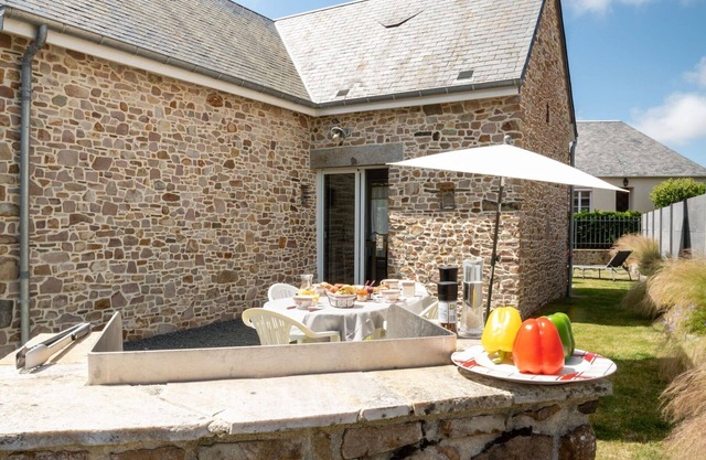 Beautiful private villa for 4 guests with WIFI, TV, pets allowed and parking