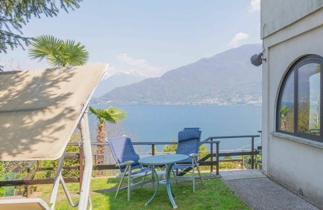 Beautiful private villa for 2 people with TV, patio, pets allowed and parking