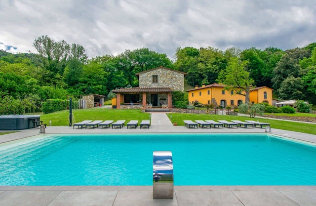 Beautiful private villa with hot tub, A/C, private pool, WIFI, TV, balcony, pets allowed and par.