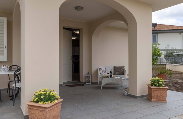 Beautiful private villa for 4 people with WIFI, TV, patio and parking