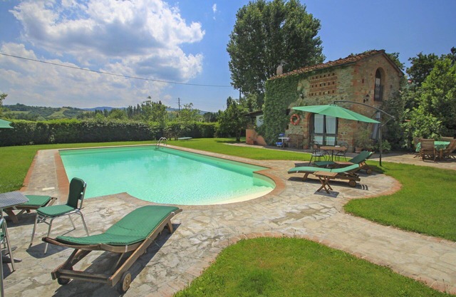 Beautiful private villa with WIFI, pool, TV, patio, pets allowed and parking, close to Arezzo