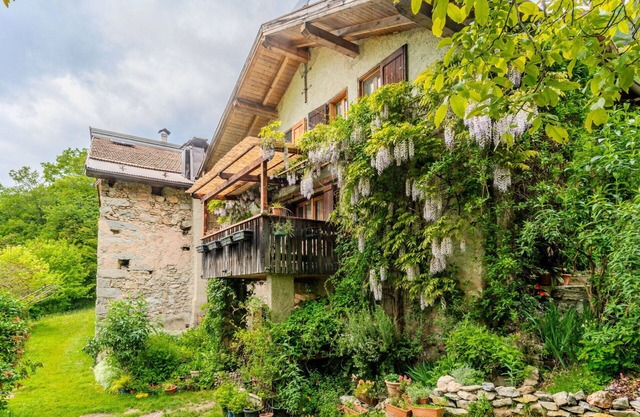Beautiful private villa for 6 guests with TV, patio, pets allowed, panoramic view and parking