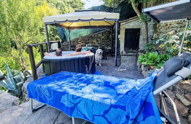 Beautiful private villa for 5 guests with WIFI, A/C, hot tub, TV, patio, pets allowed and parking
