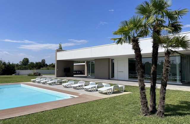 Beautiful private villa with WIFI, private pool, A/C, veranda and parking, close to Padua