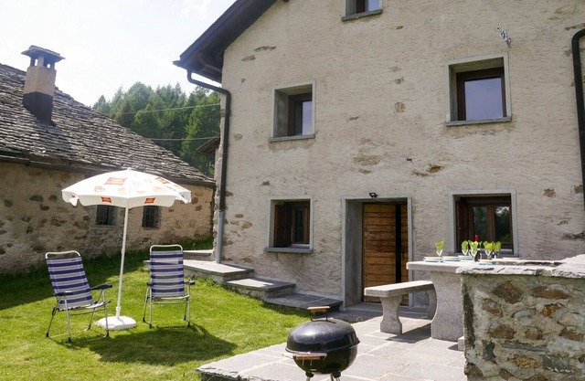 Beautiful private villa for 4 guests with TV, patio, pets allowed, panoramic view and parking