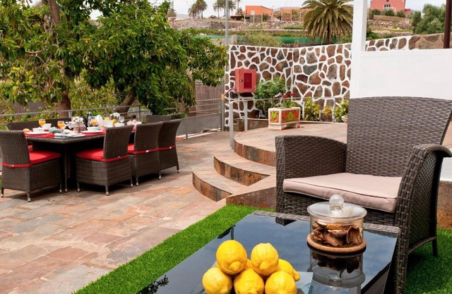 Beautiful private villa for 12 people with private pool, WIFI, A/C, TV and patio