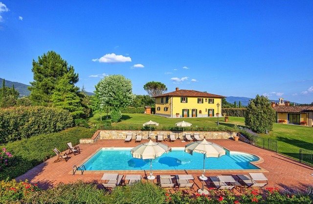 Beautiful private villa with private pool, WIFI, TV, patio, pets allowed, panoramic view and par.