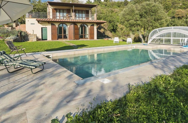 Beautiful private villa for 6 guests with WIFI, private pool, TV, terrace, pets allowed and park...