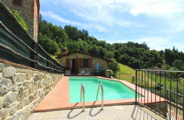 Beautiful private villa for 7 guests with WIFI, private pool, TV, terrace, pets allowed and park...