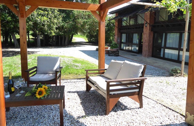 Beautiful private villa for 6 guests with WIFI, TV, patio, pets allowed and parking