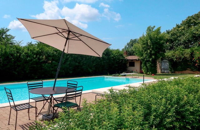 Beautiful private villa for 10 people with private pool, WIFI, TV, patio and parking