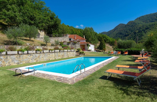 Beautiful private villa for 10 people with WIFI, private pool, TV, patio, pets allowed and parking