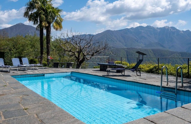 Beautiful private villa with WIFI, private pool, TV, patio, pets allowed, panoramic view and par.