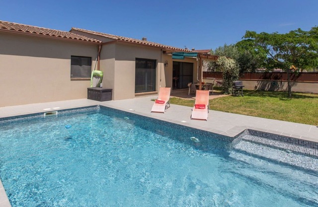 Beautiful private villa for 8 people with WIFI, private pool, TV, patio, pets allowed and parking