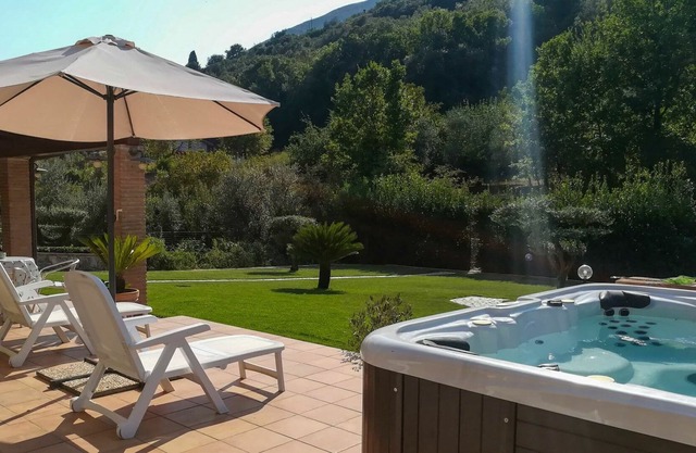 Beautiful private villa for 7 people with private pool, WIFI, TV, patio and parking