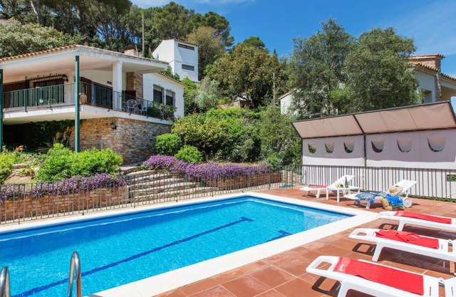 Beautiful private villa for 6 guests with private pool, TV, patio and parking