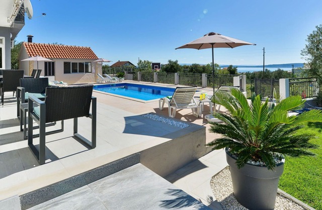 Beautiful private villa for 6 guests with A/C, WIFI, private pool, TV, terrace and parking