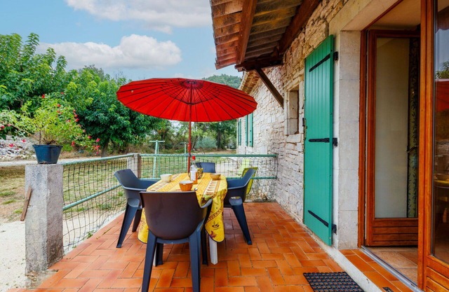 Beautiful private villa for 4 guests with TV, terrace, pets allowed, panoramic view and parking
