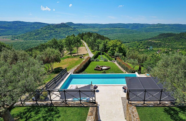 Beautiful private villa with WIFI, A/C, hot tub, private pool, TV, terrace, panoramic view, parking