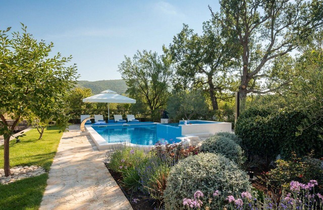 Beautiful private villa for 8 guests with WIFI, A/C, private pool, TV, terrace and parking