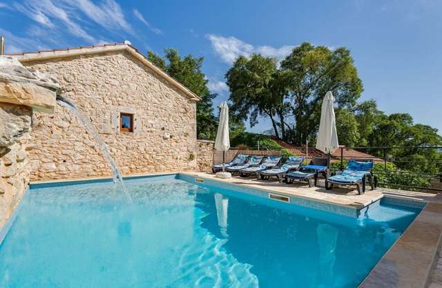 Beautiful private villa for 8 guests with private pool, WIFI, A/C, TV, patio and parking