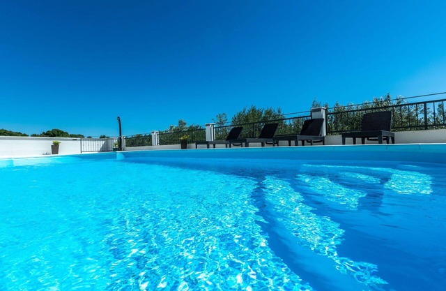 Beautiful private villa for 8 people with hot tub, A/C, WIFI, private pool, TV, terrace and park.