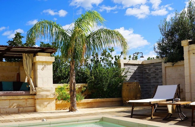 Beautiful private villa for 3 people with A/C, hot tub, private pool, WIFI, patio and parking