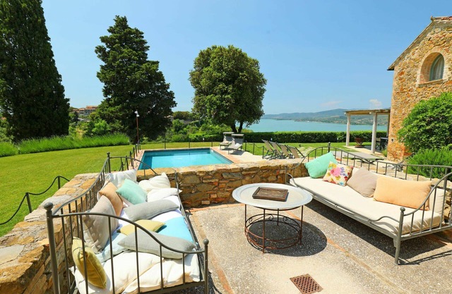 Beautiful private villa with private pool, WIFI, hot tub, A/C, TV, patio, pets allowed and parking